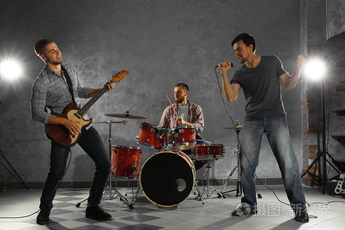 音乐家演奏乐器和唱歌