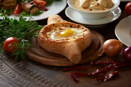 传统的格鲁吉亚美食与 khachapuri 面包