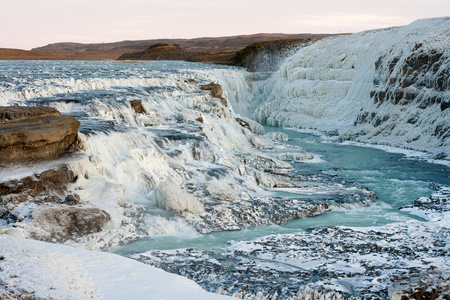 冻结在冬季，冰岛的间歇瀑布
