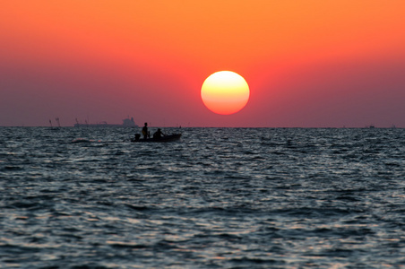 海上日出红色朝霞图片