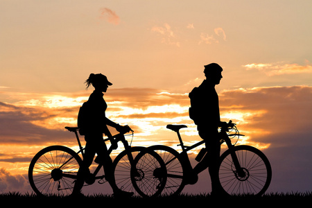在日落时分夫妇与自行车