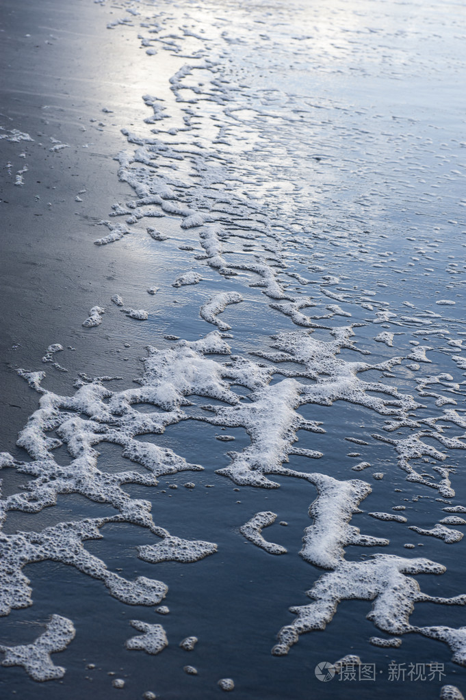 海滩上被污染的海水