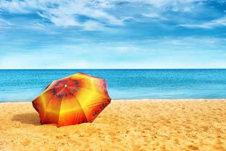 在金色沙滩上的伞