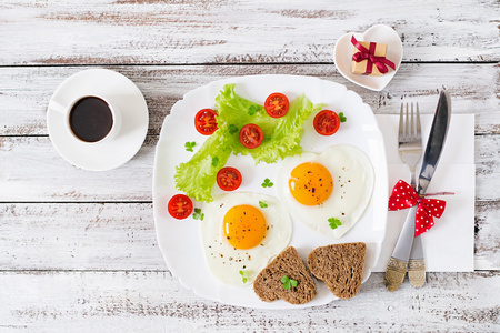 早餐在情人节煎的鸡蛋和面包，一颗心的形状
