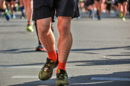 马拉松比赛，跑步者脚上道路 体育 健身和健康的生活方式的概念