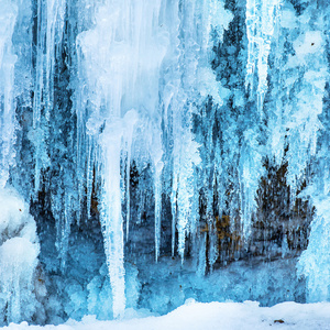 蓝色的冰柱的冰冻的瀑布