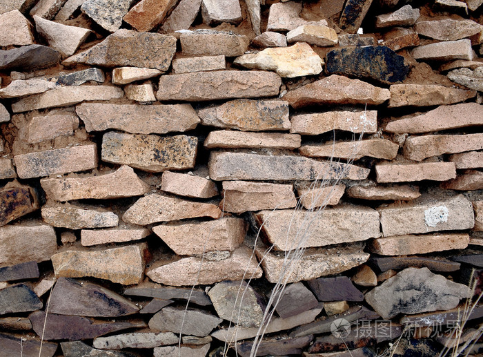 墙上的尖利的石块