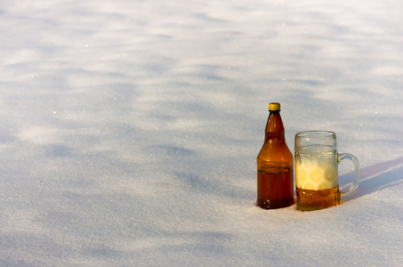 啤酒在雪中