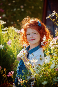人像头卷发红在美丽的姑娘姹紫嫣红前卫照片