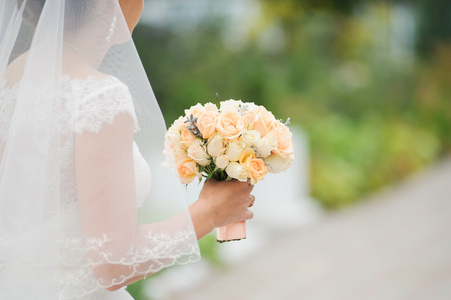 新娘紧握着一束鲜花