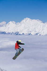 山上的飞行滑雪板。极限运动