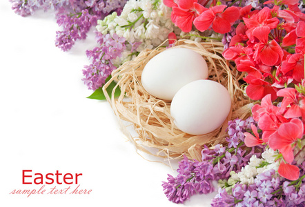 复活节彩蛋和孤立的白色背景上的花串