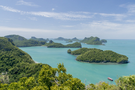 安通海洋公园附近苏梅岛，泰国。美丽的热带岛屿与蓝蓝的天空和水 异国情调的泰国性质的全景视图。著名的旅游目的地
