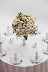 表设置豪华婚礼接待处。美丽的花朵，在桌子上