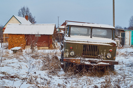 被遗弃在农村地区的锈迹斑斑的卡车