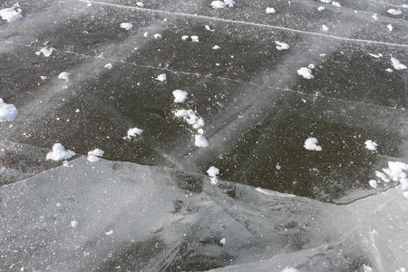 在冰冻的河，自然背景冰表面裂纹