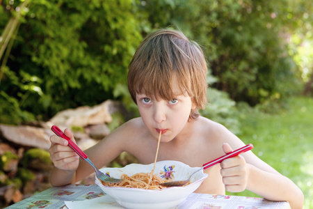 夏天光膀子男孩图片