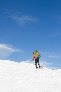 在山里徒步旅行带着背包和帐篷雪的冬天