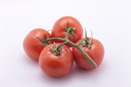 在白色背景上的西红柿