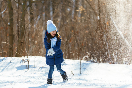 小女孩在户外上美丽的冬天下雪天