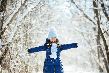 小女孩在户外上美丽的冬天下雪天照片