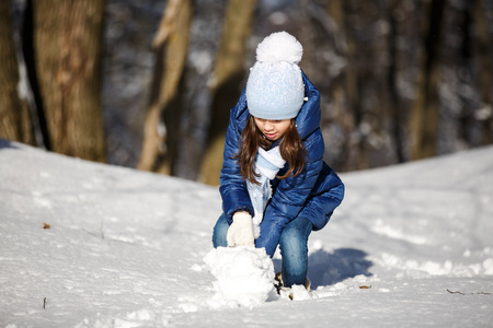 小女孩在户外上美丽的冬天下雪天