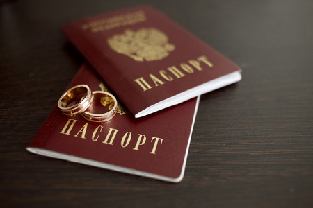 结婚戒指和俄罗斯护照