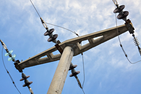 杆和电线在蓝蓝的天空图片花卉园电杆图片电杆与蓝蓝的天空背景图片在