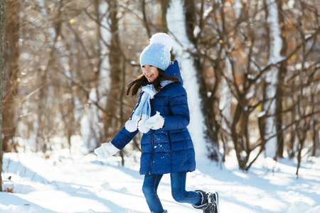 小女孩在户外上美丽的冬天下雪天