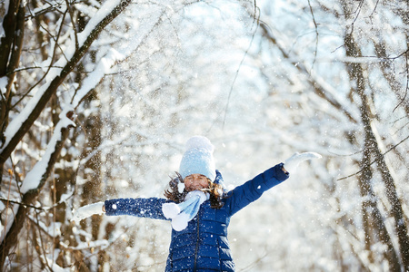 小女孩在户外上美丽的冬天下雪天