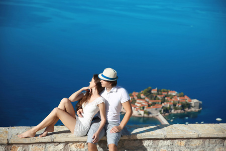 浪漫的年轻情侣在爱结束以上 Sveti Stefan 海边