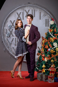 一个男人和女人在圣诞节树附近的肖像