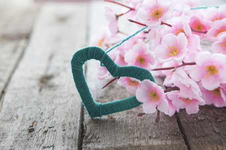 与粉红娇嫩的花朵，在木质表面上花枝