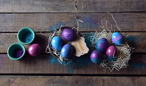 复活节彩蛋涂上鲜艳的色彩和闪光