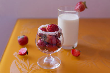 草莓在一杯牛奶早餐水果