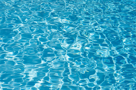 蓝色水池水在阳光纹理背景