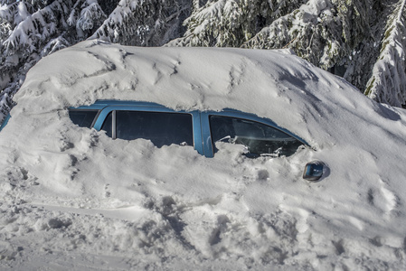 在雪下的车