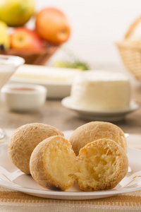 巴西奶酪面包。表咖啡馆里，早晨用奶酪 面包和水果