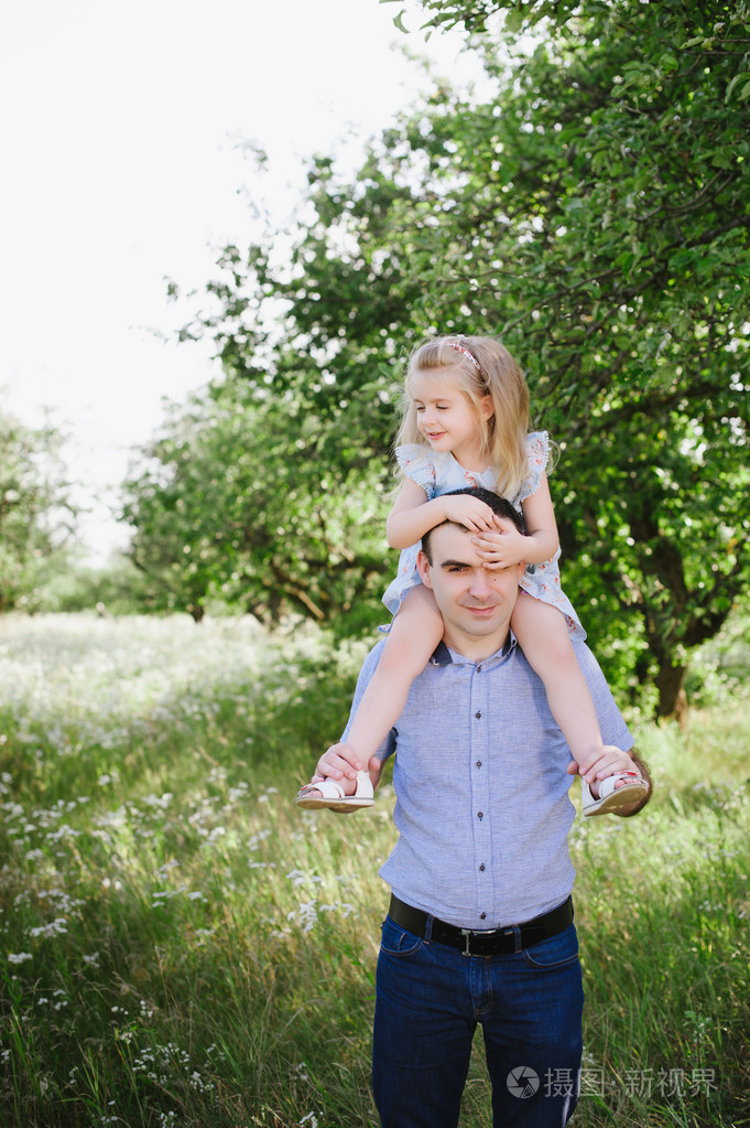 爸爸在性质上与他的女儿玩