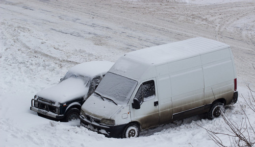 积雪的路上突然和大雪的乡间路上。它的驾驶变得危险