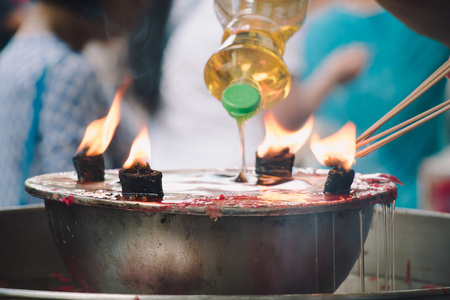 在中国神社为麦炷香和油棕榈蜡烛