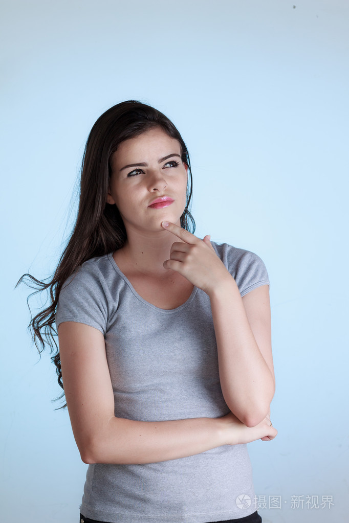 思考的女人女人与沉思的表情和手上志