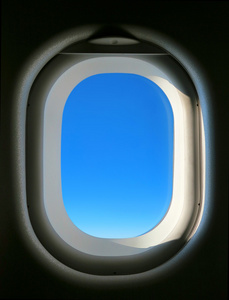 蓝蓝的天空，在它的飞机窗口