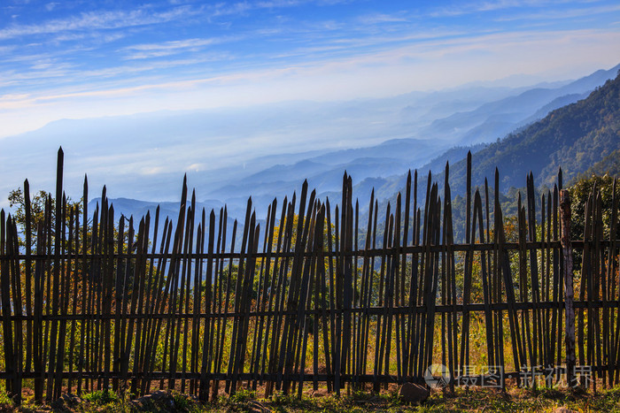 竹篱笆在农村领域与美丽的自然山土地