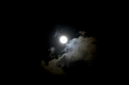 夜空明亮的月亮和云