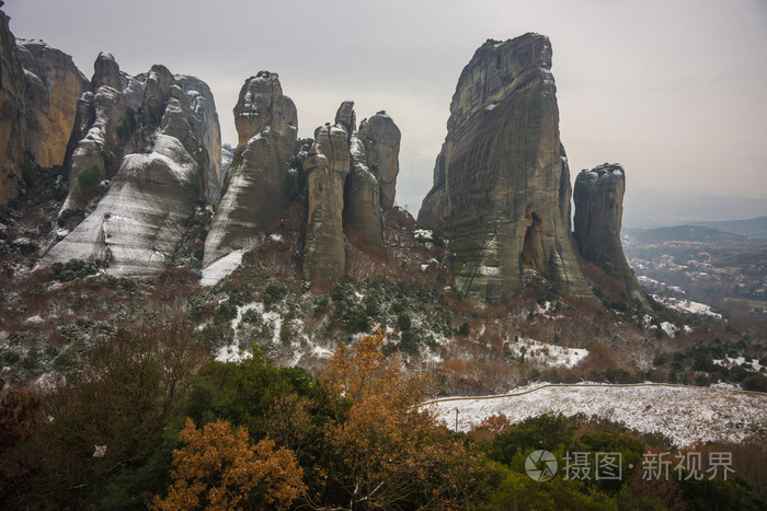 山和冬天，格力的米特奥拉修道院的看法