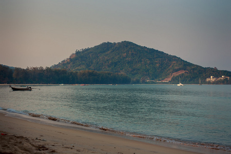 绿色丘陵岛全景