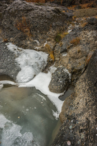 与绿色水域 雪和冰附近在希腊米特奥拉河