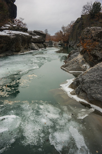 与绿色水域 雪和冰附近在希腊米特奥拉河