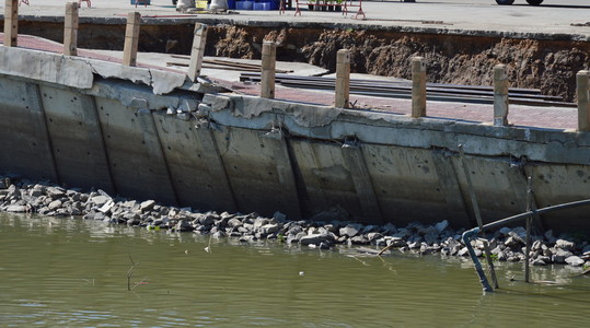 运河附近的码头因脱水而塌陷